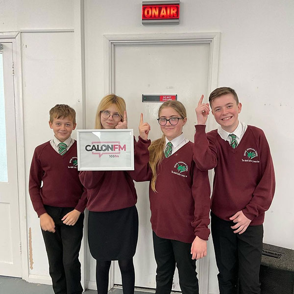 Trip ysgol i stiwdio CalonFM yn Wrecsam